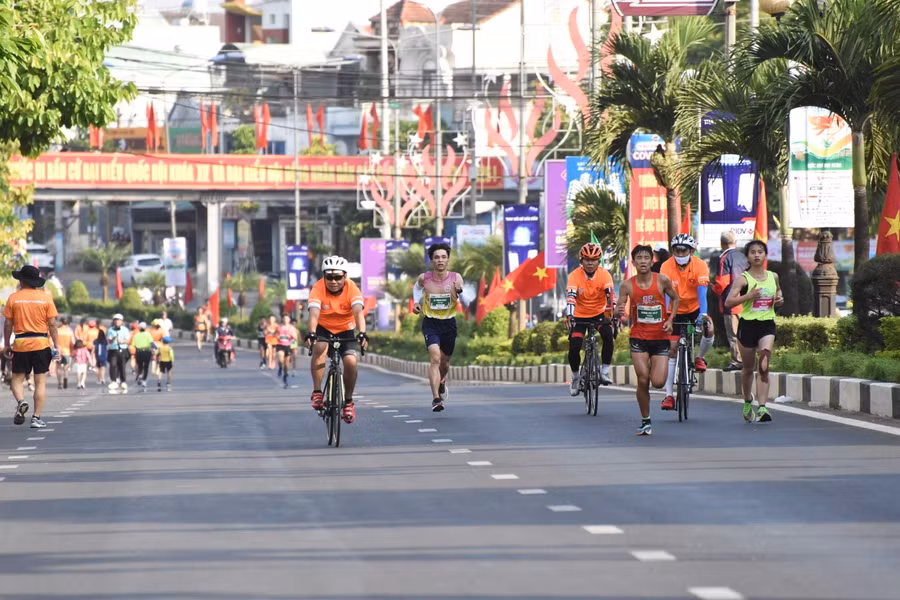 Các VĐV nam 10 km trên đường về đích. Ảnh: Đức Thụy