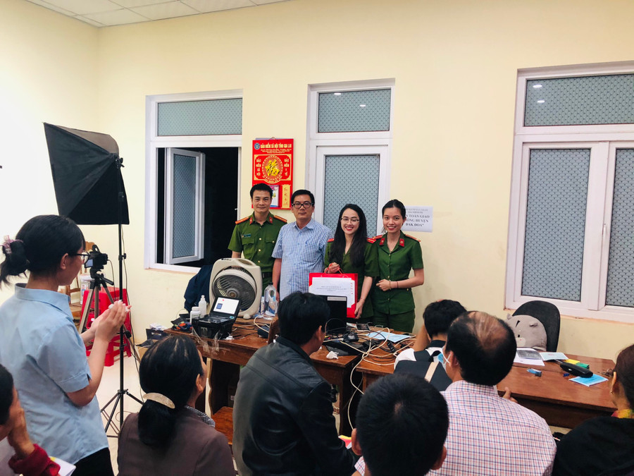 Chủ tịch UBND huyện Đak Đoa Phạm Minh Trung đã đến thăm hỏi động viên tổ cấp CCCD gắn chíp điện tử