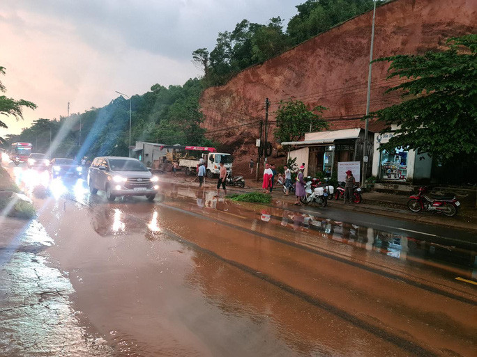 Ông Nguyễn Văn Hướng, Chủ tịch UBND xã Phú Sơn, cho biết đây không phải lần đầu tiên việc khai thác quả đồi của công ty trên gây họa cho người đi đường