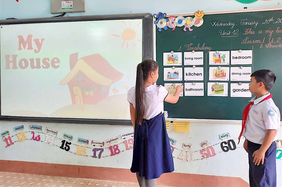 Với chương trình Tiếng Anh hệ 10 năm, học sinh phát triển đồng đều 4 kỹ năng nghe-nói-đọc-viết. Ảnh: Hồng Thi