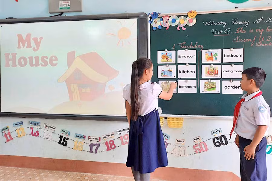 Với chương trình Tiếng Anh hệ 10 năm, học sinh phát triển đồng đều 4 kỹ năng nghe-nói-đọc-viết. Ảnh: Hồng Thi