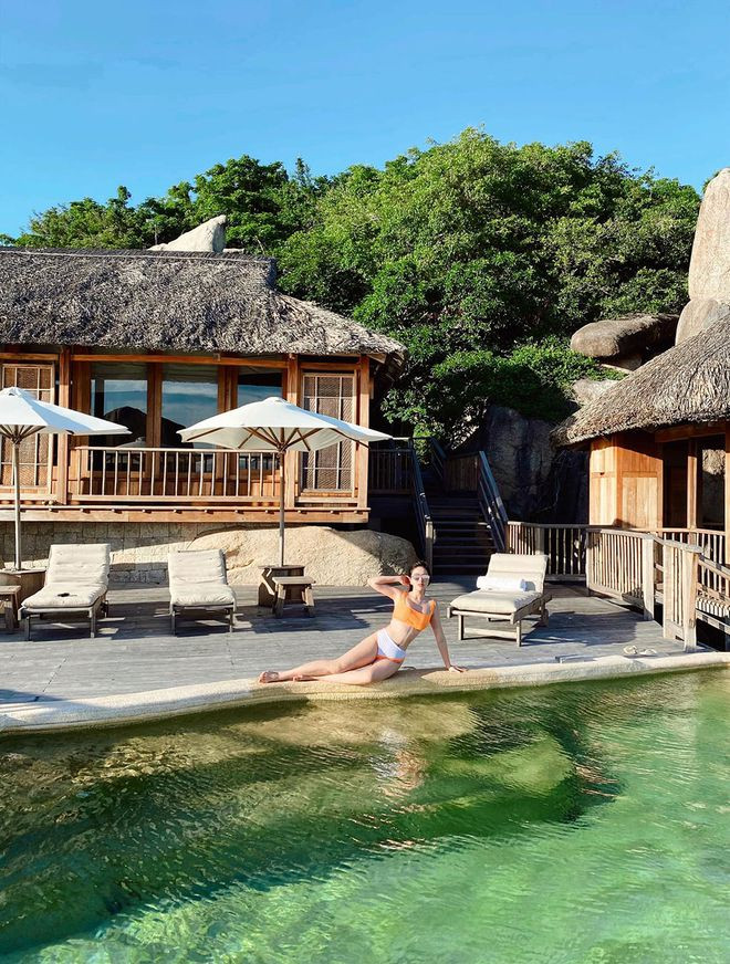 Nữ ca sĩ khoe dáng trong bộ bikini cam - trắng nóng bỏng. ẢNH: FBNV