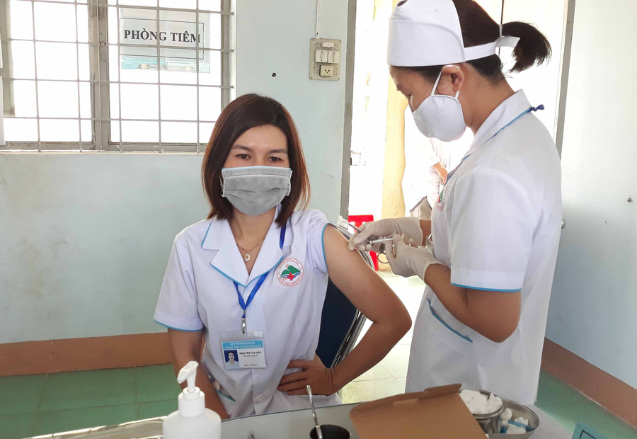  Tâm lý thoải mái của cán bộ y tế huyện Ia Pa khi được tiêm vắc cin phòng Covid-19. Ảnh: Mai Linh
