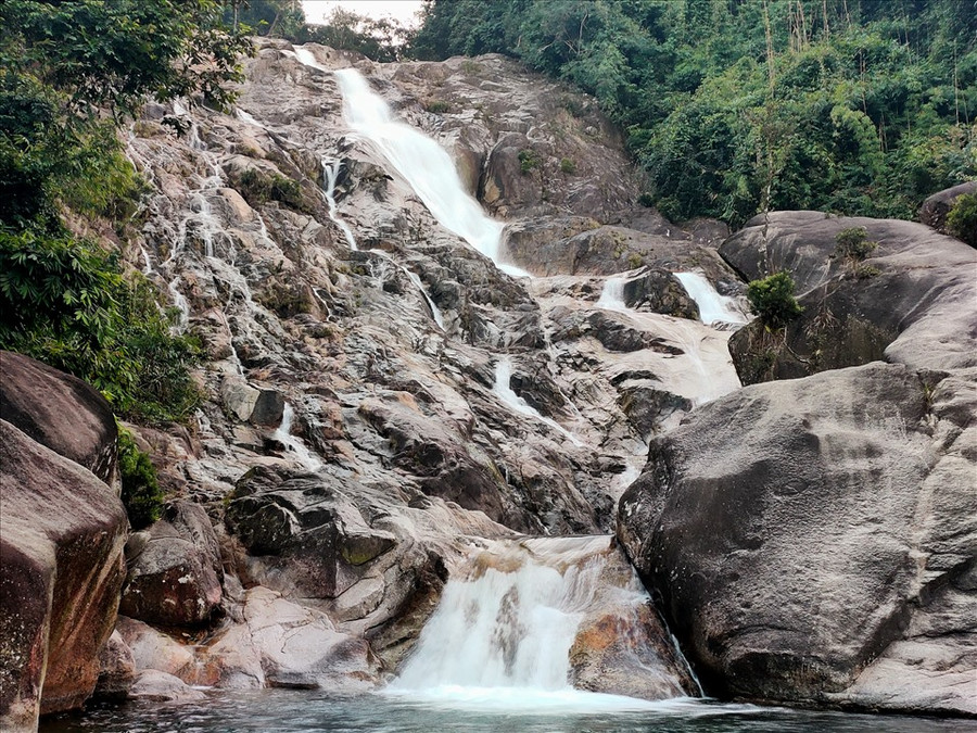 Anh Trần Bá Nghị (trú tại TP. Thanh Hóa) cho biết, Thác Ma Hao là một thác nước đẹp, khung cảnh hoang sơ và yên tĩnh nên nhiều năm nay, vào các dịp nghỉ lễ anh lại đưa gia đình đến đây để vãn cảnh, thăm thú và thưởng thức những món đặc sản của núi rừng. Đặc biệt, gia đình anh rất thích thú khi trải nghiệm nghỉ qua đêm tại những ngôi nhà sàn của bà con ở khu vực gần chân thác. Ảnh: Q.D Anh Trần Bá Nghị (trú tại TP. Thanh Hóa) cho biết, Thác Ma Hao là một thác nước đẹp, khung cảnh hoang sơ và yên tĩnh nên nhiều năm nay, vào các dịp nghỉ lễ anh lại đưa gia đình đến đây để vãn cảnh, thăm thú và thưởng thức những món đặc sản của núi rừng. Đặc biệt, gia đình anh rất thích thú khi trải nghiệm nghỉ qua đêm tại những ngôi nhà sàn của bà con ở khu vực gần chân thác. Ảnh: Q.D