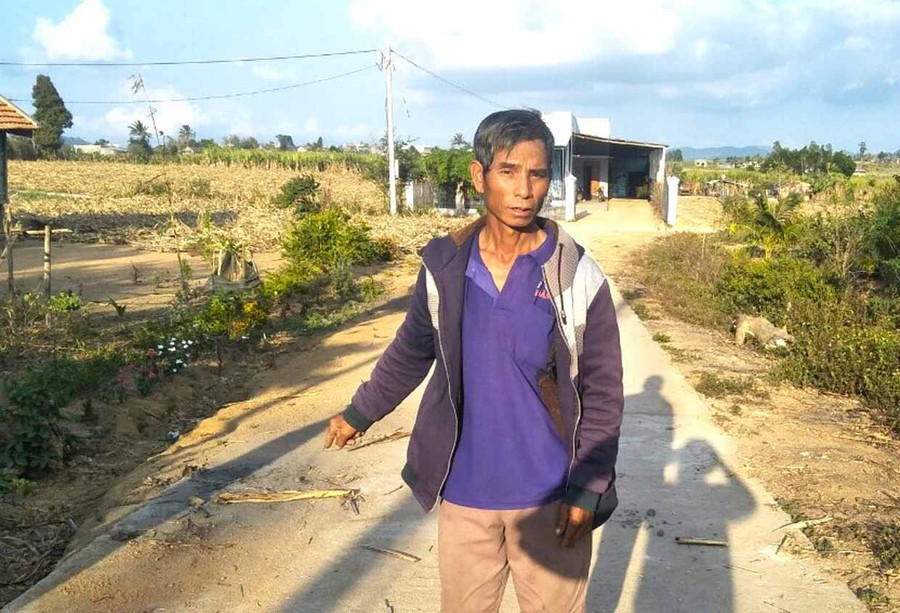 Ông Đinh Xăm, (thôn 3, xã Kông Pla, huyện Kbang) hiến hơn 1 sào đất để làm đường giao thông nông thôn. Ảnh: Ngọc Minh Ông Đinh Xăm, (thôn 3, xã Kông Pla, huyện Kbang) hiến hơn 1 sào đất để làm đường giao thông nông thôn. Ảnh: Ngọc Minh