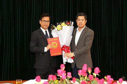 Bộ Tài chính đã trao quyết định của bổ nhiệm Phó Viện trưởng phụ trách, điều hành Viện Chiến lược và chính sách tài chính cho ông Nguyễn Như Quỳnh. Ảnh: BTC