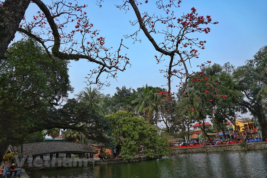Tương truyền, chùa được xây dựng trên thế đất hình rồng, quay mặt về hướng Nam. Phía trước chùa, bên trái là ngọn Long Đẩu, lưng chùa và bên phải dựa vào núi Sài Sơn. (Ảnh: Xuân Mai/Vietnam+) Tương truyền, chùa được xây dựng trên thế đất hình rồng, quay mặt về hướng Nam. Phía trước chùa, bên trái là ngọn Long Đẩu, lưng chùa và bên phải dựa vào núi Sài Sơn. (Ảnh: Xuân Mai/Vietnam+)