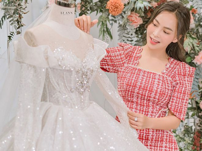 Váy cưới của Mỹ Ngọc đính ngàn hàng viên pha lê cùng 1 viên kim cương khủng làm điểm nhấn. Ảnh: NVCC