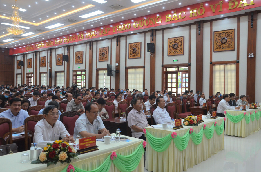 27-3 Các đồng chí lãnh đạo Tỉnh ủy, HĐND, UBND, Ủy ban MTTQ Việt Nam, lãnh đạo các cơ quan, ban, ngành trong tỉnh tham dự hội nghị tại điểm cầu Gia Lai-ảnh Phương Linh