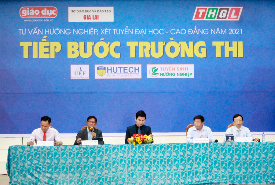 Chương trình “Tiếp bước trường thi” do Sở GD-ĐT phối hợp với Báo Giáo dục TP. Hồ Chí Minh và Đài Phát thanh-Truyền hình tỉnh tổ chức đã thu hút đông đảo học sinh tham gia. Ảnh: Mộc Trà