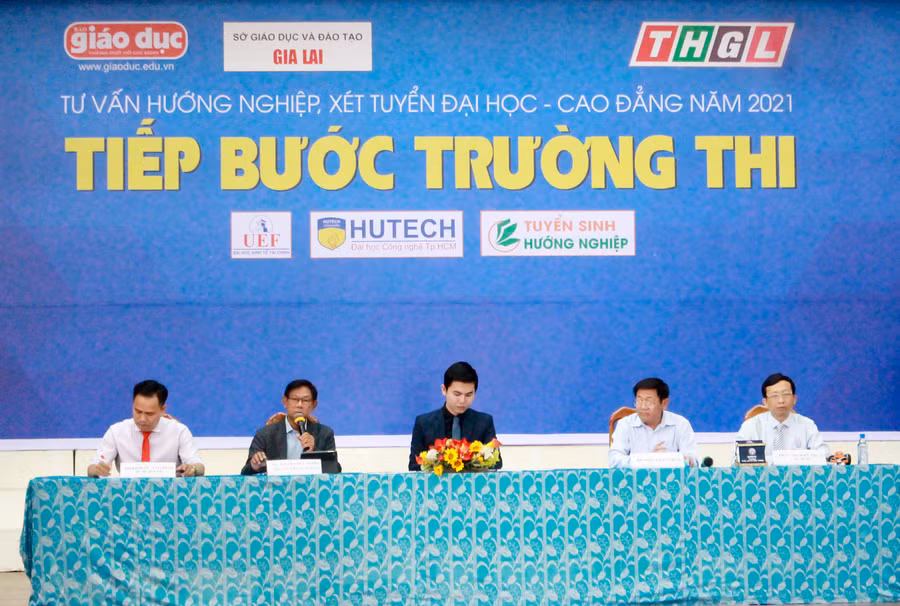 Chương trình “Tiếp bước trường thi” do Sở GD-ĐT phối hợp với Báo Giáo dục TP. Hồ Chí Minh và Đài Phát thanh-Truyền hình tỉnh tổ chức đã thu hút đông đảo học sinh tham gia. Ảnh: Mộc Trà