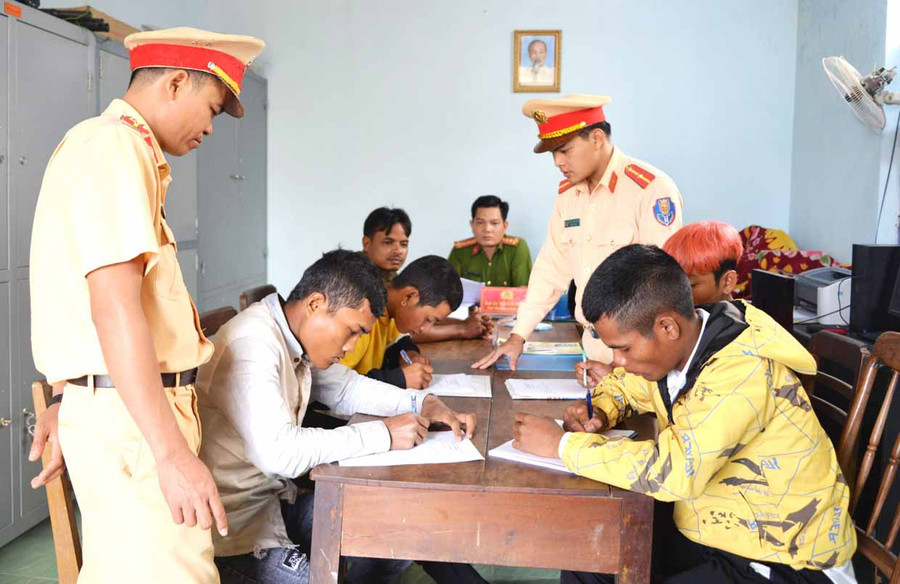 Cảnh sát Giao thông huyện Phú Thiện phối hợp với Công an xã Ia Peng gọi hỏi, răn đe thanh-thiếu niên vi phạm Luật Giao thông Đường bộ. Ảnh: Nguyễn Hữu