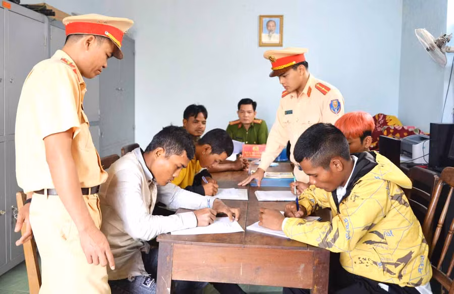 Cảnh sát Giao thông huyện Phú Thiện phối hợp với Công an xã Ia Peng gọi hỏi, răn đe thanh-thiếu niên vi phạm Luật Giao thông Đường bộ. Ảnh: Nguyễn Hữu
