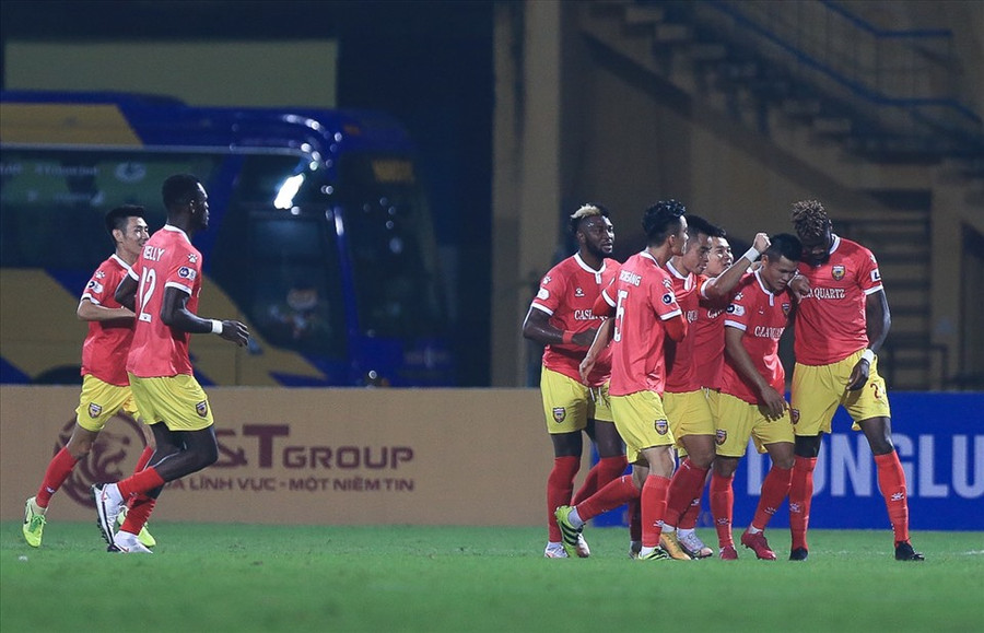 Hà Tĩnh có bàn thắng vươn lên dẫn trước. Ảnh: Hoài Thu