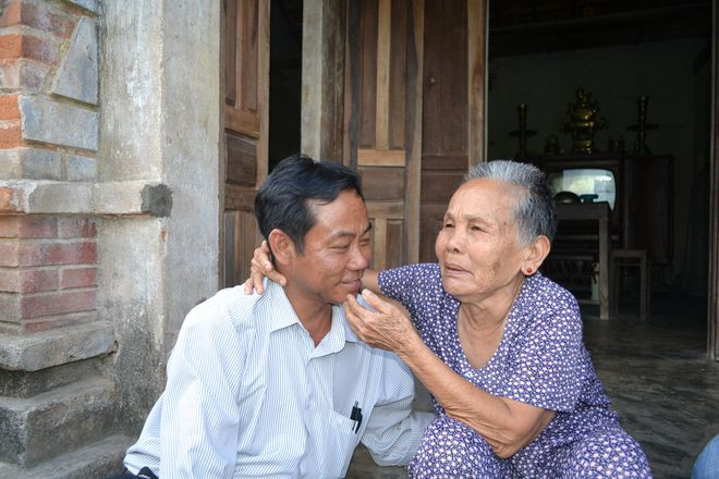 Nguyễn Văn Dũng thăm má Lê Thị Niệm, mẹ liệt sĩ Phan Tấn Dư tại Tây Hòa, Phú Yên