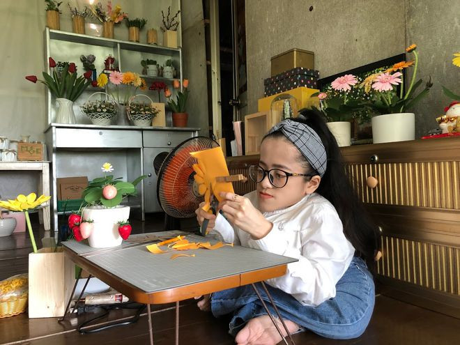 Bệnh xương thủy tinh khiến cơ thể chị Trang khiếm khuyết, cao chỉ 6 cm, nặng chưa đầy 20 kg. ẢNH: DUY TÂN