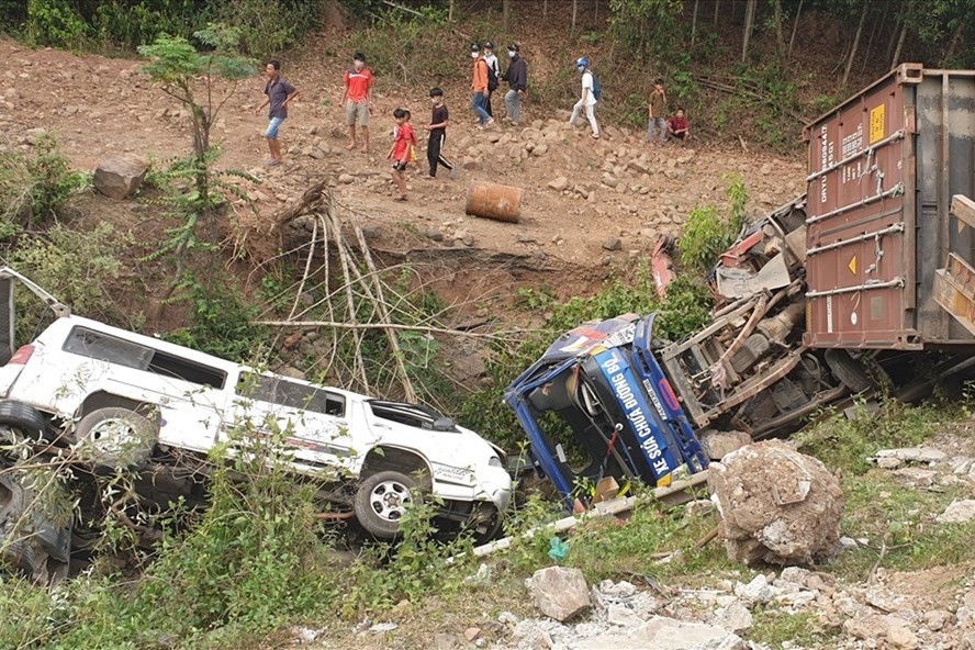 4 xe ôtô bị xe container gây tai nạn trên Quốc lộ 9 vào ngày 20.3. Ảnh: HT.