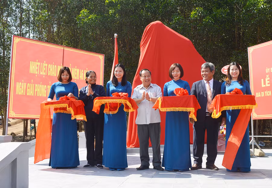 Các đồng chí Châu Ngọc Tuấn-Phó Bí thư Thường trực Tỉnh ủy, Chủ tịch HĐND tỉnh; Hồ Văn Điềm-Ủy viên Ban Thường vụ Tỉnh ủy, Chủ tịch Ủy ban MTTQ Việt Nam tỉnh cắt băng khánh thành Bia. Ảnh: Anh Huy