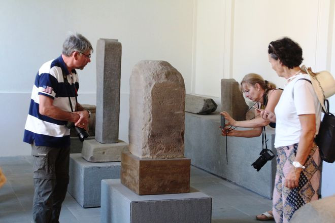 Du khách tham quan Bảo tàng Điêu khắc Chăm -Ảnh: Hoàng Sơn