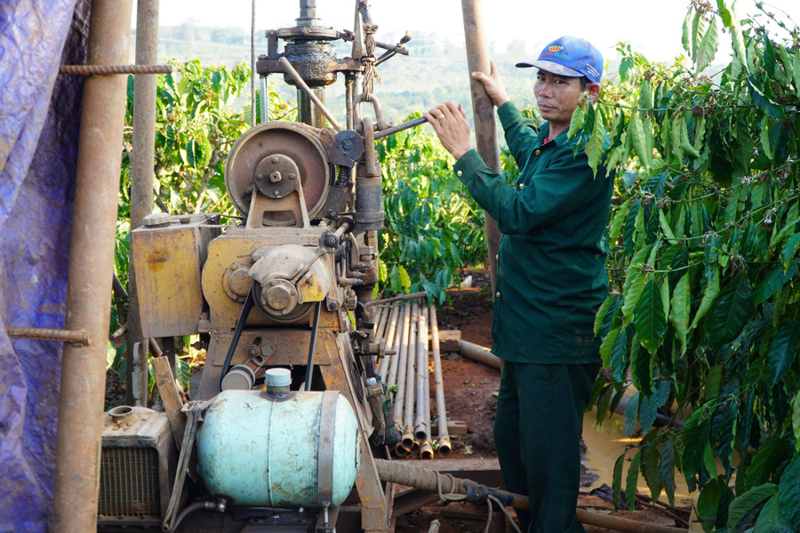  Nước được lấy từ giếng đào.