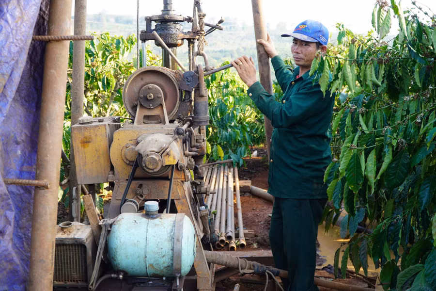  Nước được lấy từ giếng đào.