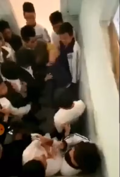 Nhóm học sinh Trường THPT Ngô Gia Tự ở Đắk Lắk đánh bầm dập bạn học ngay trong trường