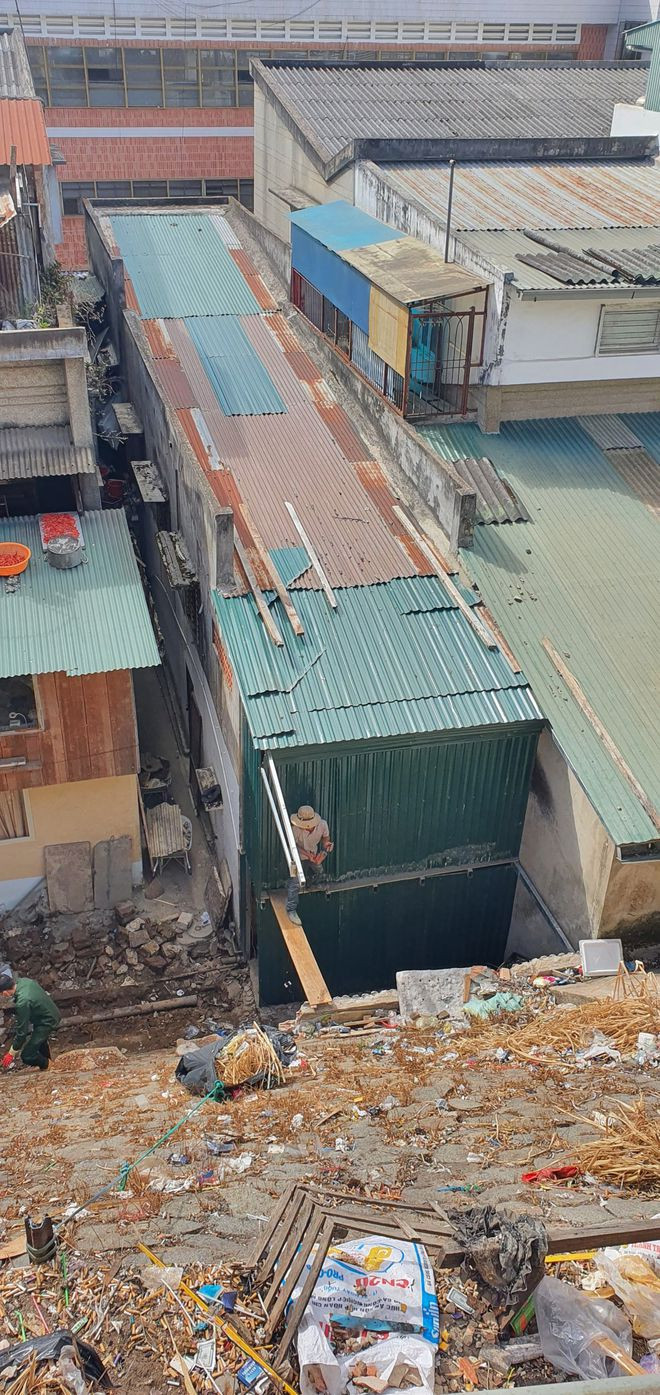 Cơ quan chức năng tháo dỡ phần nhà sát chân bờ kè để xây chân móng và gia cố. ẢNH: LÂM VIÊN