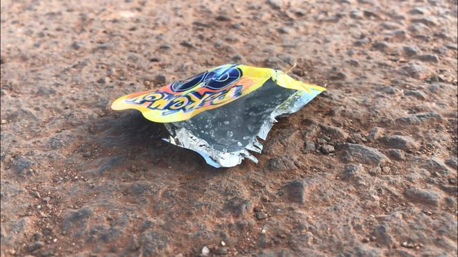 Gói đồ chơi Pokemon sau khi phát nổ ẢNH: THANH QUÂN