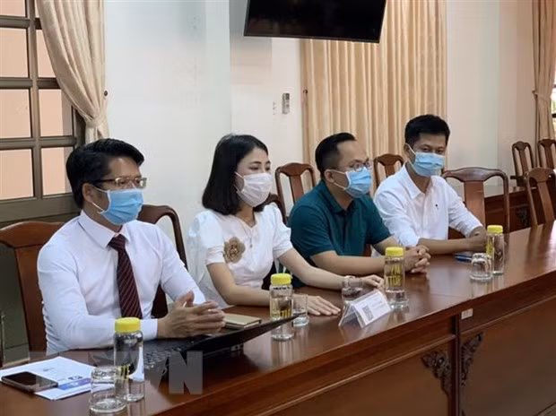 YouTuber Thơ Nguyễn làm việc tại Sở Thông tin và Truyền thông tỉnh Bình Dương chiều 16/3/2021. (Ảnh: TTXVN phát)