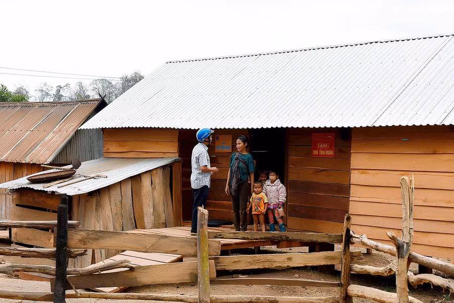 Những năm qua, chính quyền xã phối hợp với các ban ngành đoàn thể sửa chửa được 93 nhà ở của người dân.