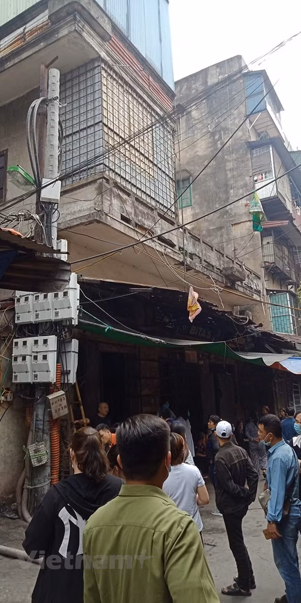 Nhiều người dân nhanh chóng rời khu vực xảy ra cháy lớn. (Ảnh: Hùng Võ/Vietnam+)