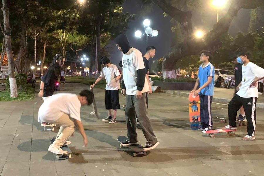 Các thành viên nhóm Pluk8 Crew tập luyện tại Quảng trường Đại Đoàn Kết (TP. Pleiku). Ảnh: Phương Vi Các thành viên nhóm Pluk8 Crew tập luyện tại Quảng trường Đại Đoàn Kết (TP. Pleiku). Ảnh: Phương Vi