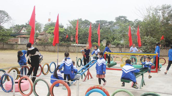 Một công trình vui chơi xây dựng ở thôn bản khó khăn của tỉnh Nghệ An được người dân và thanh thiếu nhi hào hứng tham gia. Ảnh: NHẬT NAM