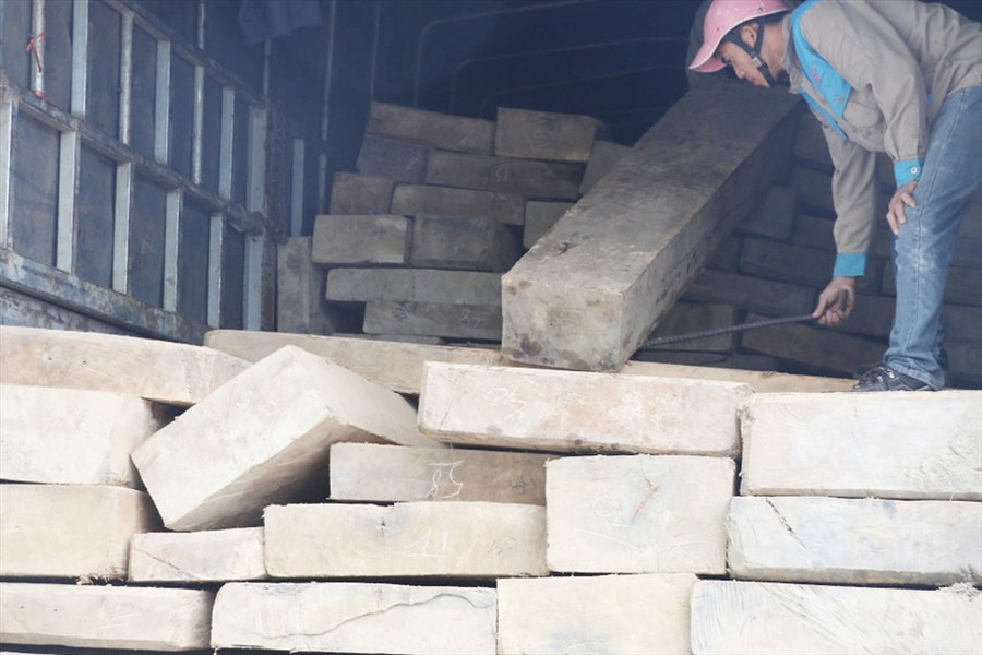 Xe tải chở 10m3 gỗ bị bắt giữ. Ảnh: CA. Xe tải chở 10m3 gỗ bị bắt giữ. Ảnh: CA.