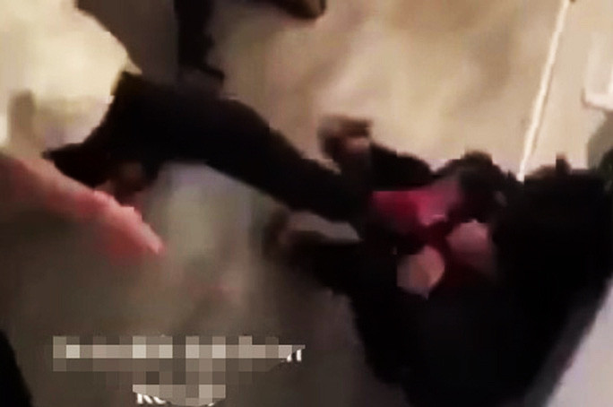 Mặc cho nam sinh kêu khóc, van xin, nhóm học sinh này vẫn hung hãn dùng tay chân, đấm, đá, đạp vào đầu bạn. Mặc cho nam sinh kêu khóc, van xin, nhóm học sinh này vẫn hung hãn dùng tay chân, đấm, đá, đạp vào đầu bạn.