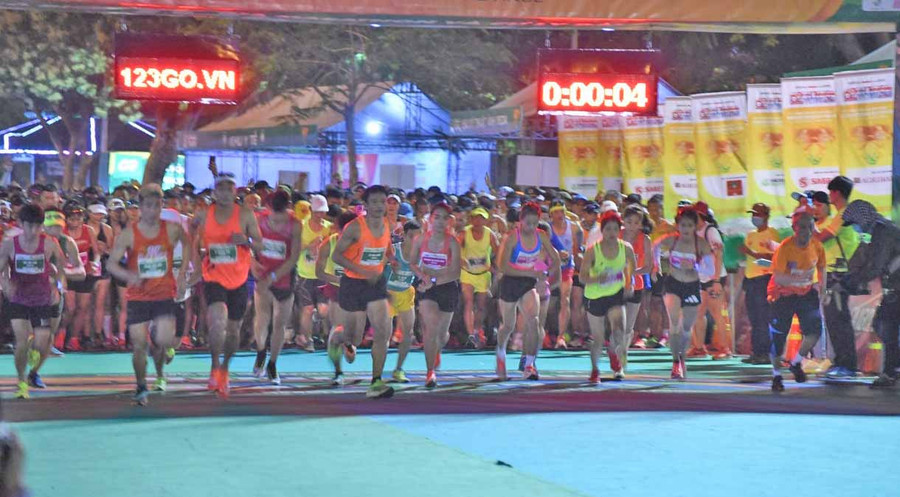 Vận động viên xuất phát 42 km. Ảnh: Đức Thụy