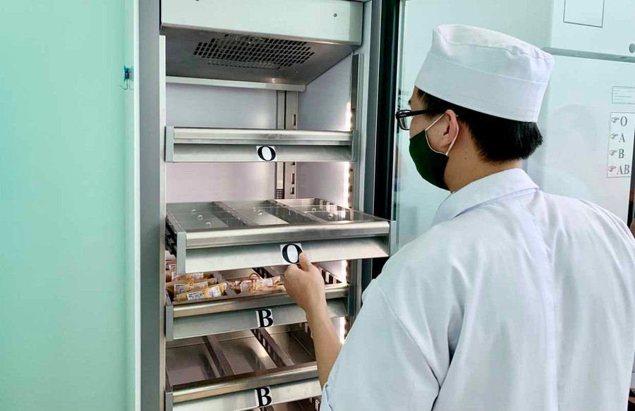 Bệnh viện Quân y 211 hiện đang thiếu máu cấp cứu và điều trị cho bệnh nhân. Ảnh: Như Nguyện