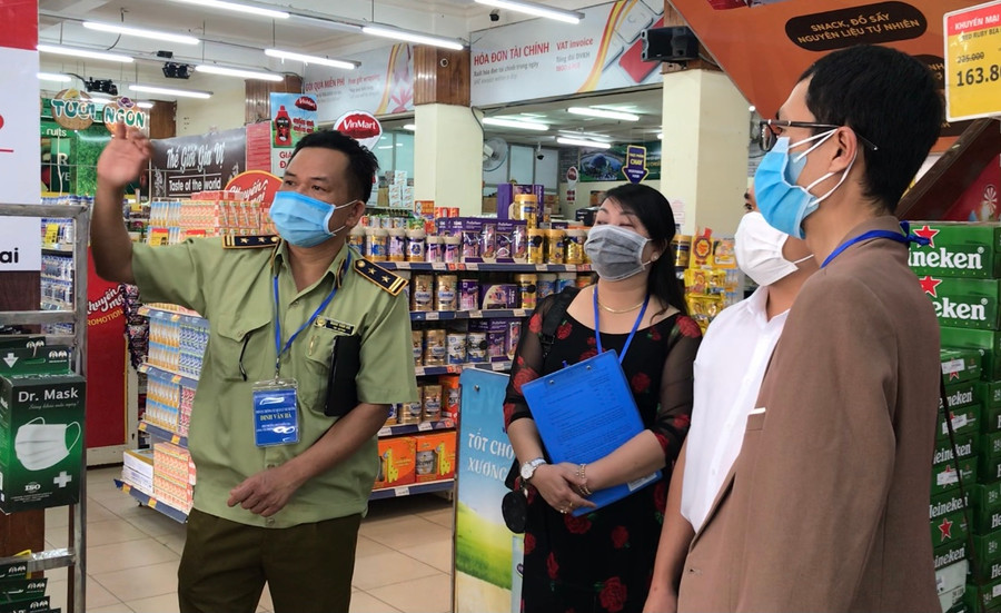 Bên cạnh thực hiện các biện pháp phòng-chống dịch, Siêu thị Vinmart Pleiku đã chủ động nguồn hàng đảm bảo cung ứng nhu cầu của người dân. Ảnh: Vũ Thảo