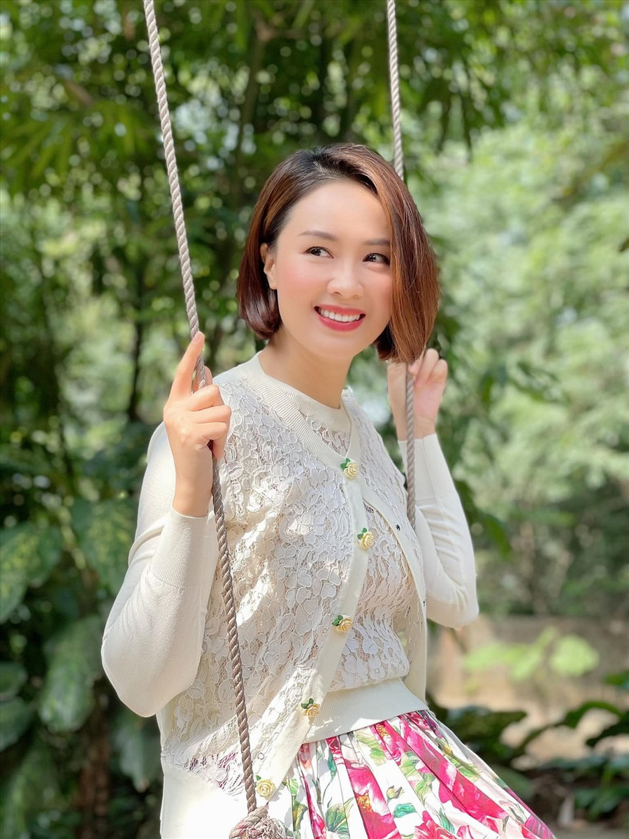 Năm 2007, cô lấn sân diễn xuất với vai Nga trong "Chàng trai đa cảm". Sau đó, cô tiếp tục gây ấn tượng với các phim: “Cả một đời ân oán“, “Hoa hồng trên ngực trái“... Ảnh: NSCC. Năm 2007, cô lấn sân diễn xuất với vai Nga trong