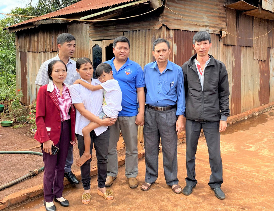 Huyện Đoàn Chư Sê thăm gia đình có trẻ mắc bệnh hiểm nghèo tại xã Ia Glai. Ảnh: Trần Dung