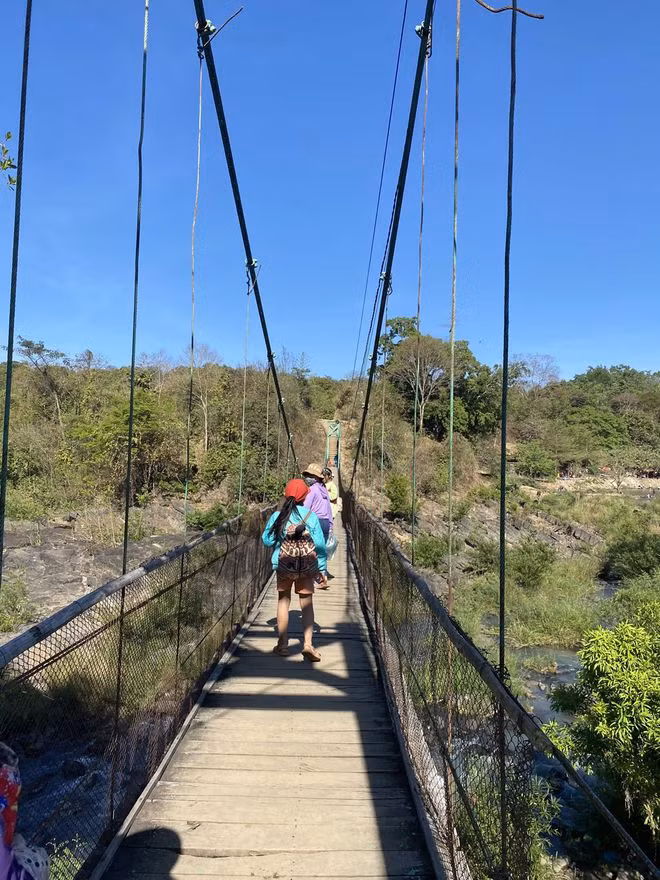  Cầu treo chông chênh khiến nhiều người thót tim khi trải nghiệm - ẢNH: NGUYỄN ĐIỀN