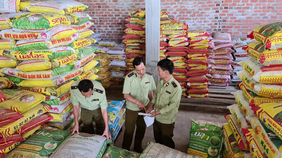 Đoàn kiểm tra phát hiện cơ sở kinh doanh Điền Linh bày bán 3.650 kg phân bón hết hạn sử dụng. Ảnh: Vũ Thảo Đoàn kiểm tra phát hiện cơ sở kinh doanh Điền Linh bày bán 3.650 kg phân bón hết hạn sử dụng