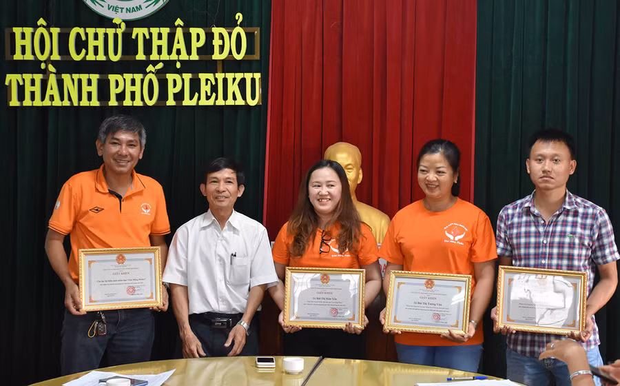  Chủ tịch Hội Chữ thập đỏ TP. Pleiku tặng giấy khen cho các cá nhân có thành tích xuất sắc trong phong trào hiến máu tình nguyện năm 2020. Ảnh: Hà Phương