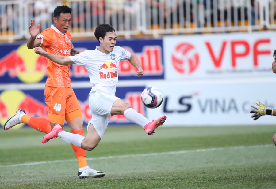 Hoàng Anh Gia Lai đang bay cao với sự tỏa sáng của Văn Toàn. Ảnh: Linh Hùng