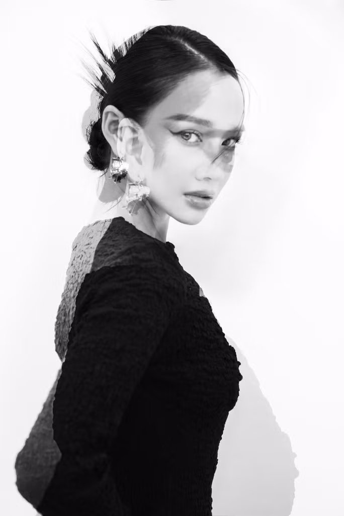 Quên Nhã Phương bánh bèo đi, cô lột xác đầy mạnh mẽ