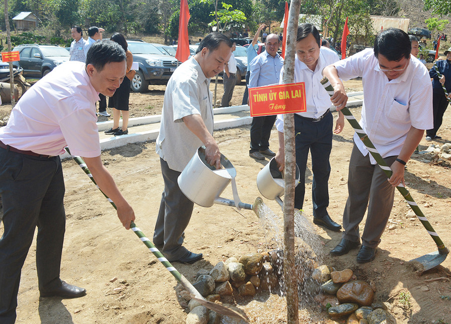 Phó Bí thư Thường trực Tỉnh ủy trồng cây lưu niệm tại khu vực Bia di tích. Ảnh: Anh Huy