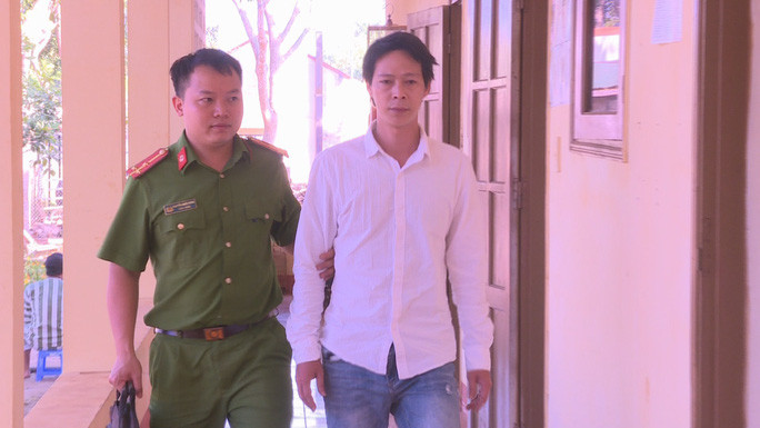 Cơ quan công an bắt giữ đối tượng chuyên mua bán các sản phẩm từ ngà voi Cơ quan công an bắt giữ đối tượng chuyên mua bán các sản phẩm từ ngà voi