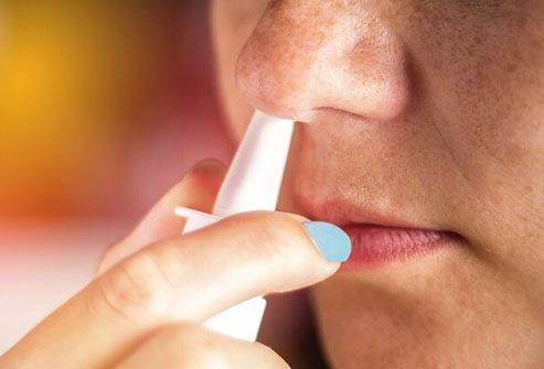 Thuốc xịt mũi có thể thu hẹp mạch máu, từ đó làm tăng huyết áp. ẢNH MINH HỌA: SHUTTERSTOCK