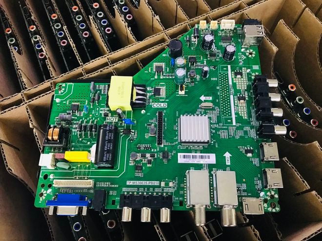 Trong 2 tháng đầu năm, nhập khẩu máy vi tính, sản phẩm điện tử và linh kiện từ Trung Quốc đạt 2,88 tỉ USD, tăng 78%. ẢNH: NG.NGA
