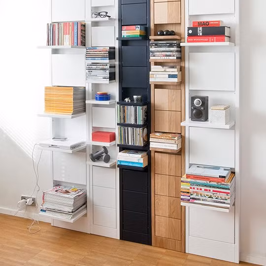 Những hộc tủ có thể gập vào kéo ra gắn trên tường dễ dàng trưng bày hoặc giấu bất kỳ một đồ vật nào kín đáo, gọn gàng